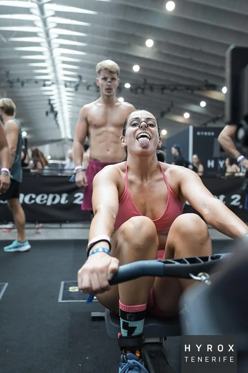 Sandbag lunges HYROX en BlackBOX