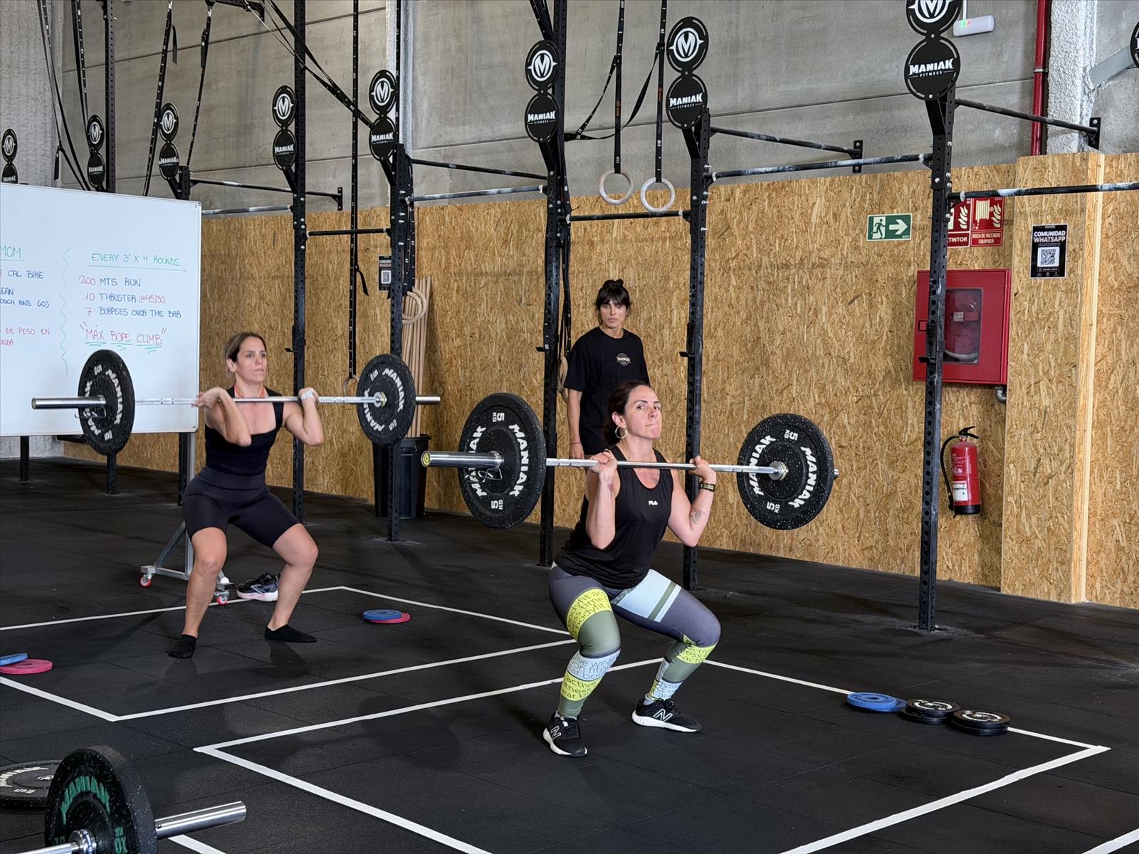 Atletas haciendo front squat con barra en una clase de CrossFit en BlackBOX Tenerife Sur