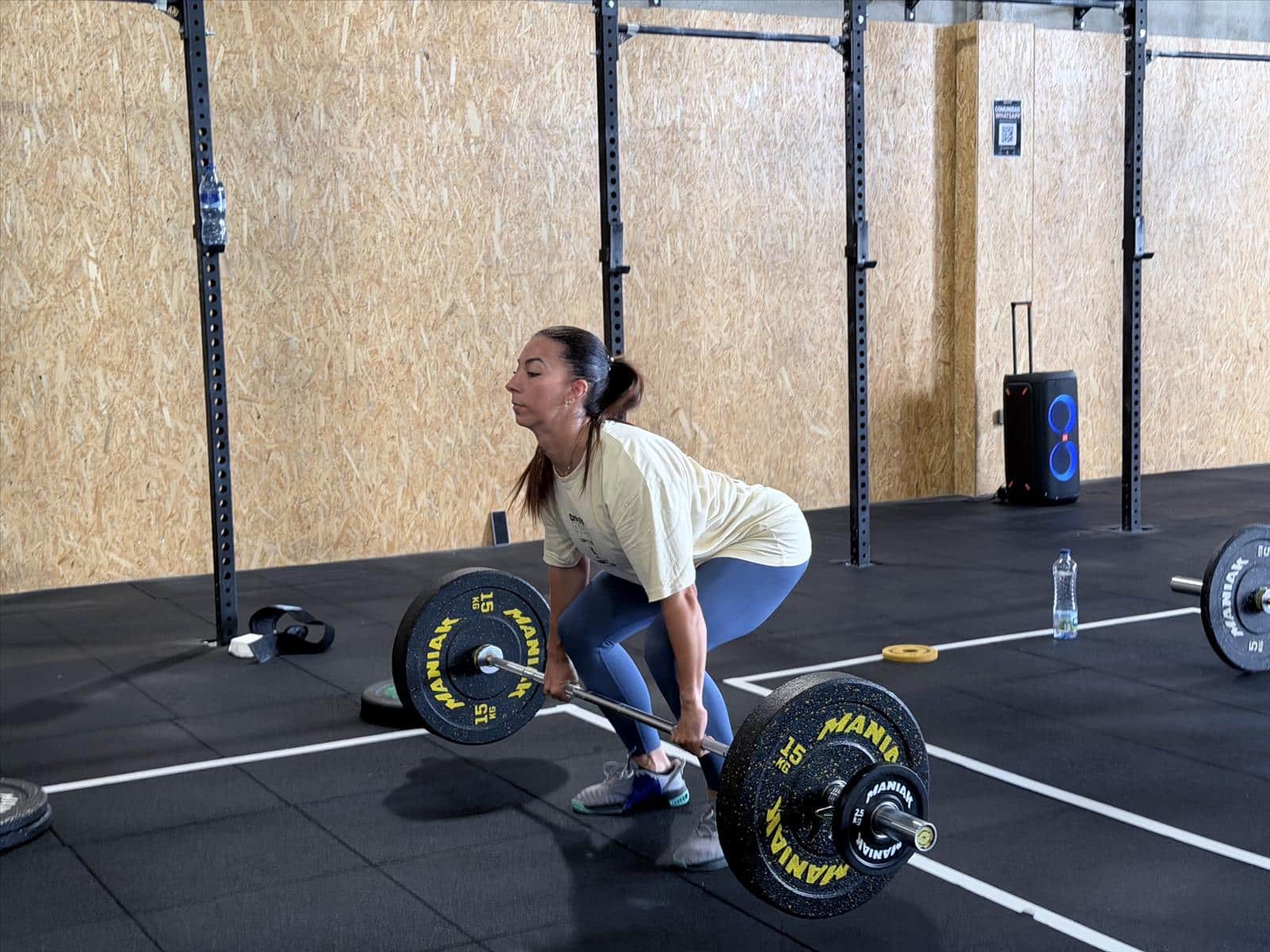 Atleta haciendo un clean con barra en una clase de CrossFit y halterofilia en BlackBOX Tenerife Sur